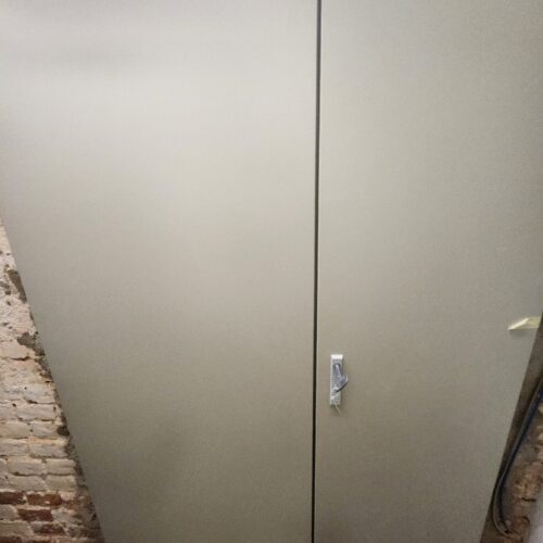 Währenddessen finden die elektrischen Arbeiten im Zählerschrank statt