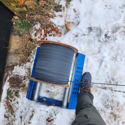 Abrollen des PV-Kabels (13 Kabel zu je 100 Meter)