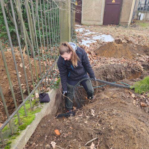 Einführen der Kabel in den Kabelkanal und Durchführung aufs Schlossgelände