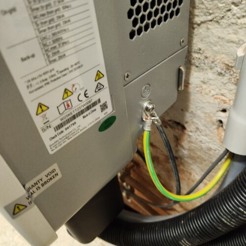 Herstellen des Potenzialausgleichs am Wechselrichter